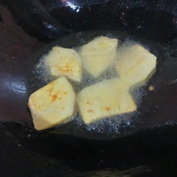 Panaskan minyak, goreng sukun hingga kuning kecokelatan dengan api sedang cenderung kecil.