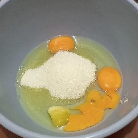 Campur gula pasir, telur dan sp lalu mixer dengan speed tinggi selama 10 menit sampai mengembang, kental dan berjejak.