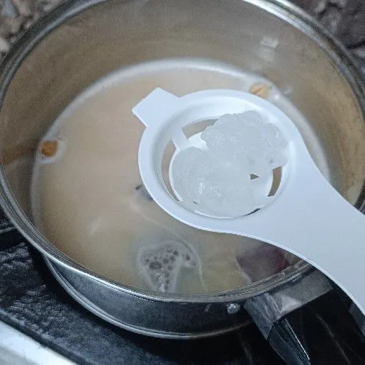 Aduk-aduk. Tambahkan dengan gula batu. Masak hingga gula batu larut.