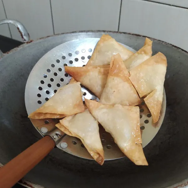 Goreng menggunakan api kecil hingga matang lalu tiriskan.