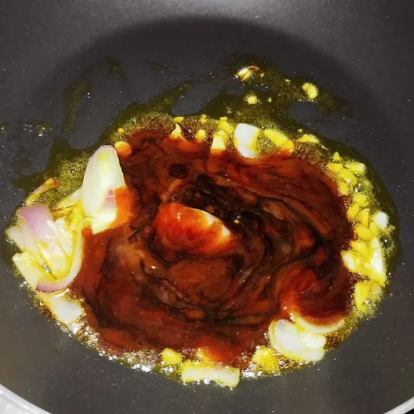 Panaskan mentega, tumis bawang hingga harum, tambahkan saos lalu tambahkan air, aduk rata.
