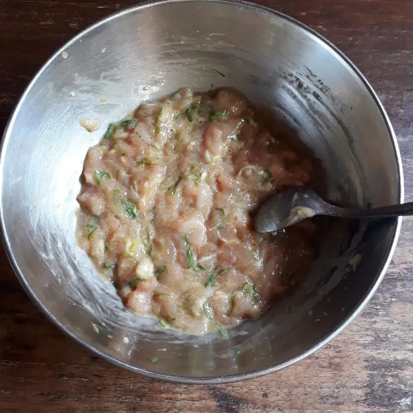 Campurkan ayam, bawang putih, daun bawang, telur, tepung tapioka, garam, kaldu, merica, kecap ikan, saos tiram dan gula pasir, aduk rata.