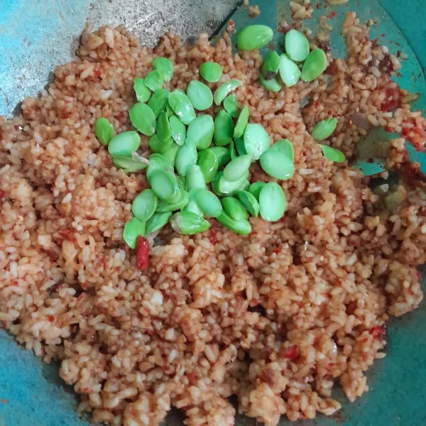 Tambahkan petai.