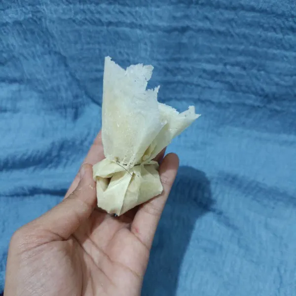 Tali dengan benang jahit.