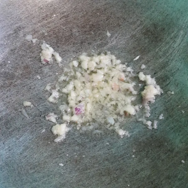 Tumis bumbu halus sampai harum.