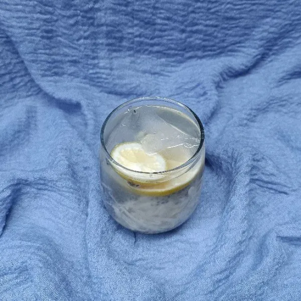 Terakhir masukkan irisan lemon, es batu, dan air matang.