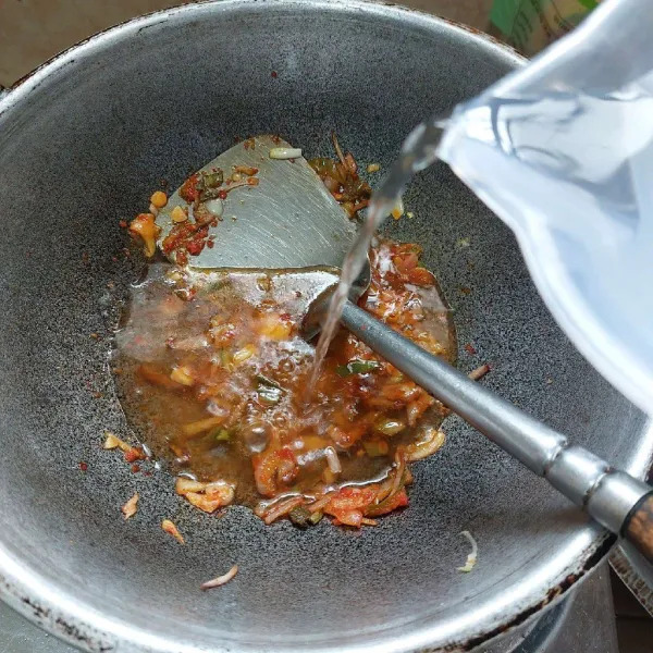 Tambahkan air, masak hingga mendidih.