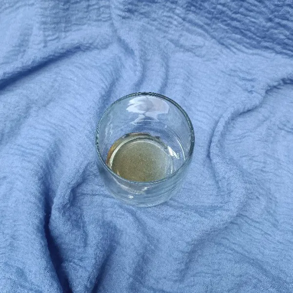Masukkan madu ke dalam gelas.