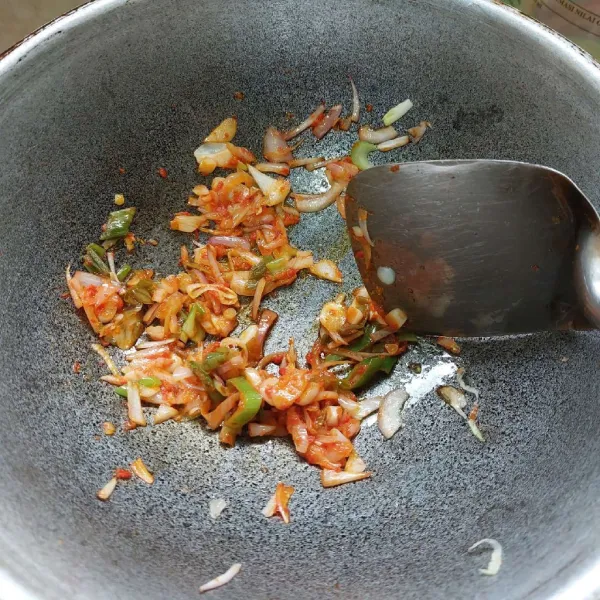 Tumis bawang merah, bawang putih, daun bawang prei dan cabe hingga wangi.