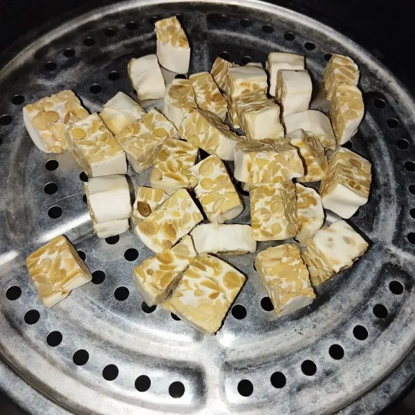 Potong-potong tempe kemudian kukus hingga lunak.