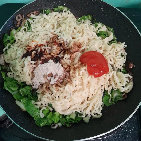 Tambahkan bumbu mie, aduk rata.