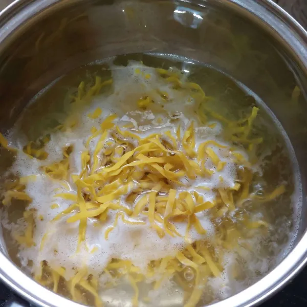 Seduh mie dengan air mendidih sebentar, tiriskan.