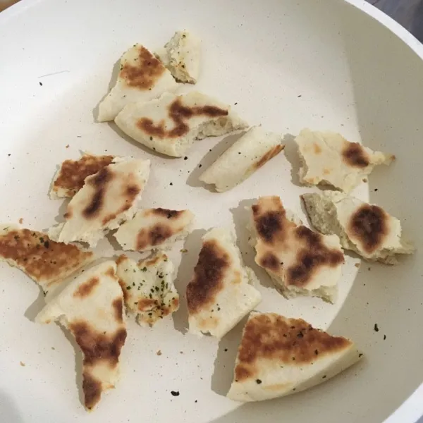 Sobek- sobek roti lalu panggang dengan wajan hingga garing tanpa tambahan butter atau minyak lalu sisihkan.