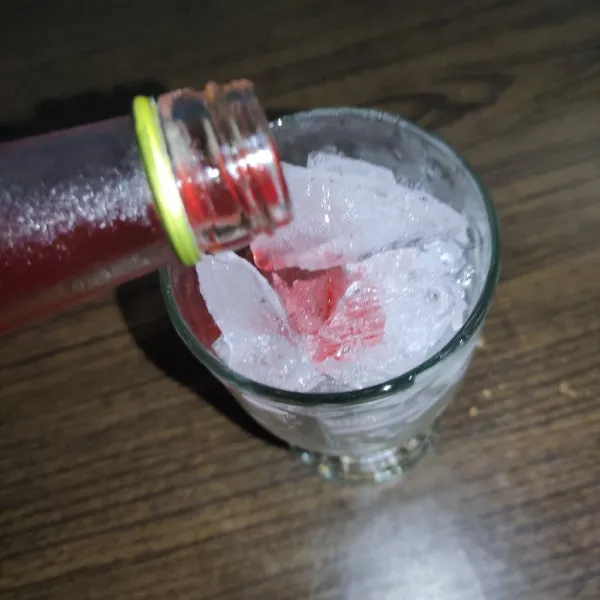 Beri sirup rasa strawberry.