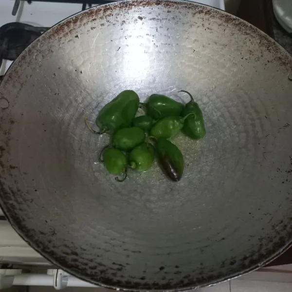 Goreng sebentar cabe gendot yang sudah ditusuk dengan pisau, tiriskan.