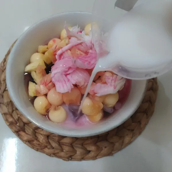 Tambahkan fiber creme yang sudah dimasak lalu aduk rata.
