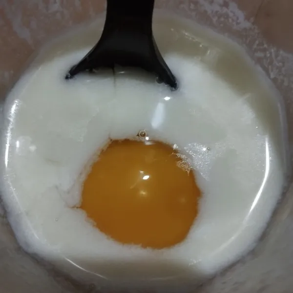 Campurkan susu dan telur, aduk rata
