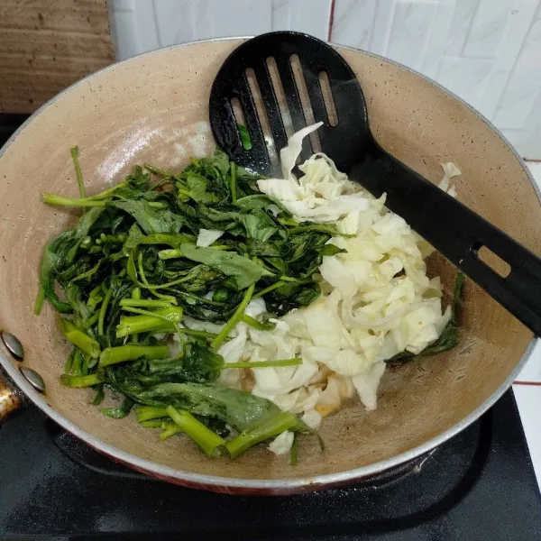 Masukkan sayur kangkung dan kubis.