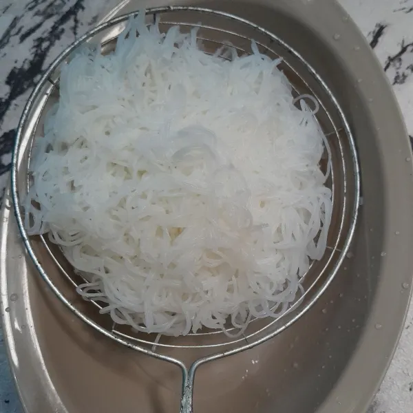 Rendam bihun selama 30 menit lalu tiriskan.