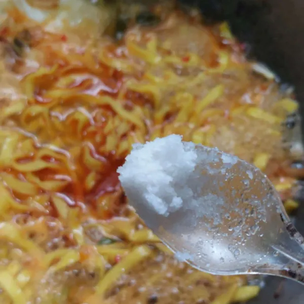 Tambahkan bahan seasoning, sajikan dengan kerupuk dan taburan bawang goreng dan seledri serta kerupuk.
