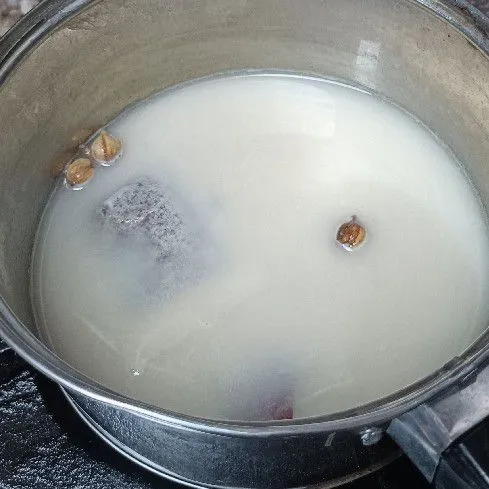 Tuang susu cair.