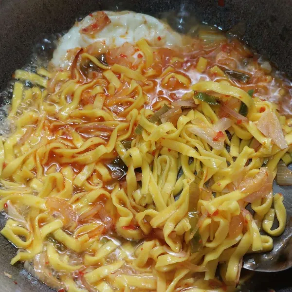 Tambahkan mie dan telur, masak hingga mie matang.