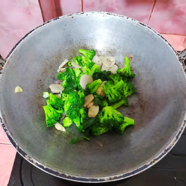 Tuang air, setelah mendidih masukkan brokoli.