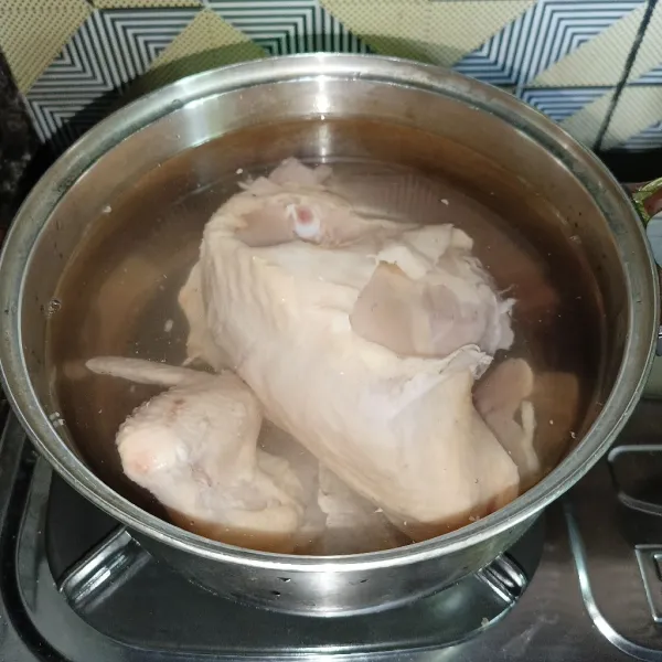 Rebus ayam dan air di dalam panci.