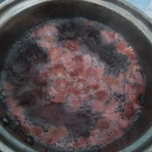 Siapkan panci, masukkan air dan buah strawberry yang sudah dipotong, masak hingga mendidih.