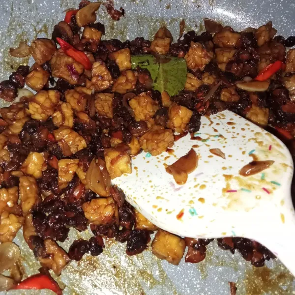 Masukkan tempe, aduk hingga tercampur rata dan bumbu meresap. Tes rasa dan matikan api. Sajikan.