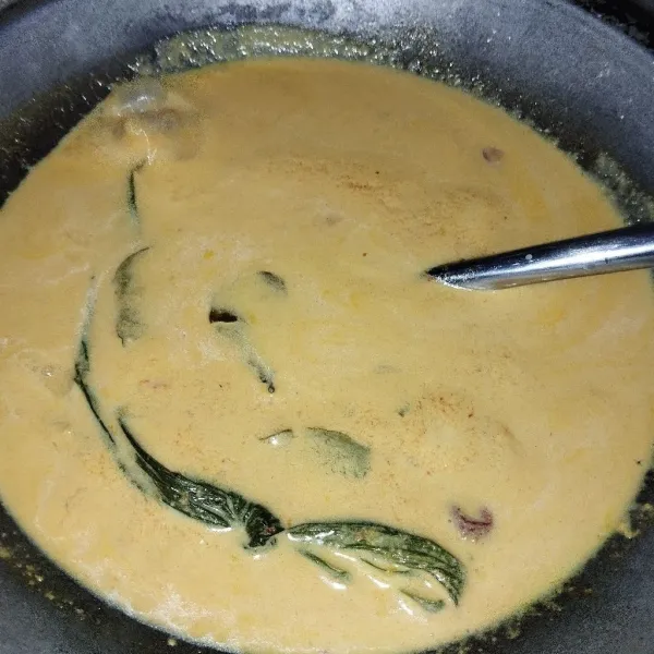 Dalam wajan campurkan santan, bumbu halus (bawang merah, bawang putih. kunyit, dan jahe), daun ketumbar, daun jeruk, dan daun kunyit.