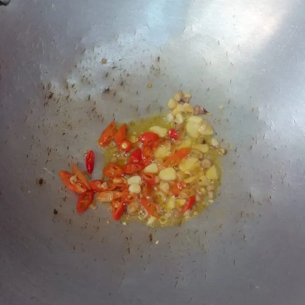 Tumis bawang putih dan bawang merah sampai harum kemudian tambahkan cabe rawit.