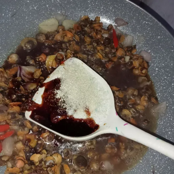 Tambahkan saus tiram, kecap manis, gula, garam dan kaldu jamur, aduk sebentar.