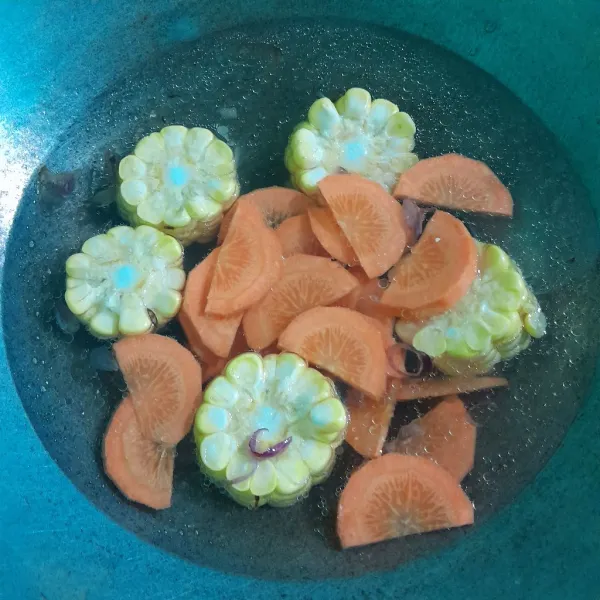 Tambahkan wortel lalu masak sampai empuk.