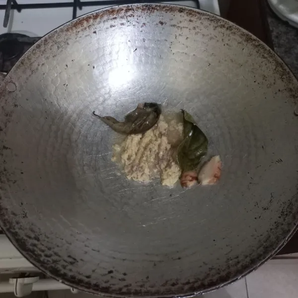 Tumis bumbu yang telah dihaluskan bersama lengkuas dan daun salam hingga harum.