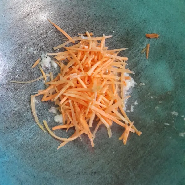 Masukkan wortel dan masak sebentar.