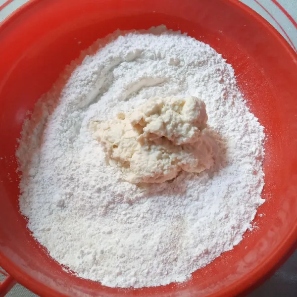 Campur tepung ketan, gula pasir dan garam lalu tambahkan tahu, uleni sampai kalis.