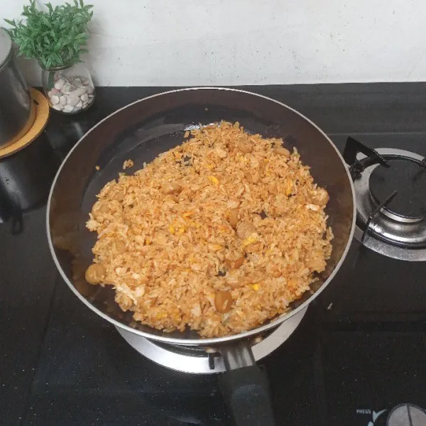 Masak hingga semua tercampur merata, lalu pindahkan ke piring saji.