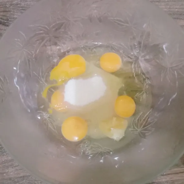 Mixer telur, gula, vanili, dan SP dengan kecepatan tinggi sampai mengembang putih berjejak