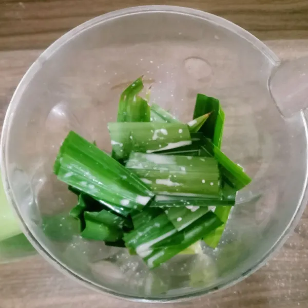Blender daun pandan dan santan, kemudian saring dan tambahkan 3 tetes pewarna hijau