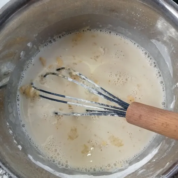 Tuang tepung terigu, garam, tepung maizena dan susu aduk rata.