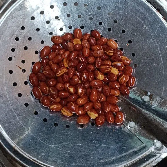 Tiriskan kacang dari minyak.