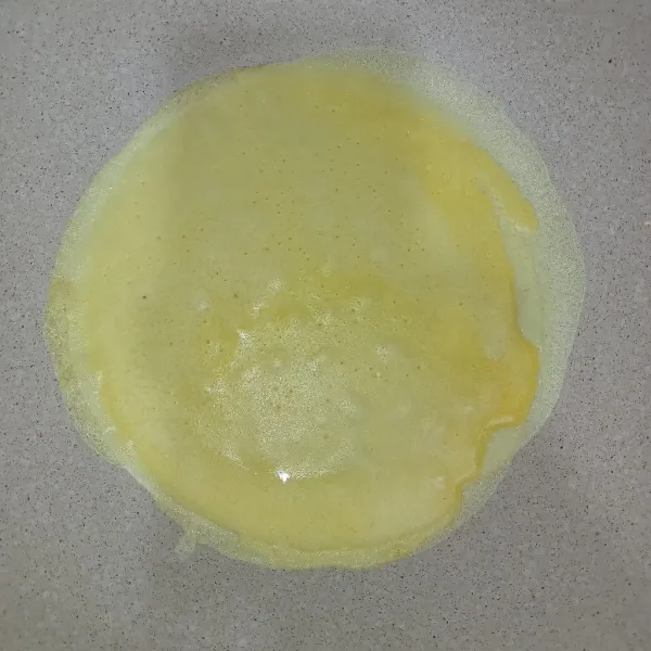 Ambil satu sendok sayur adonan mille kemudian dadar di atas teflon (tanpa menggunakan margarin dan minyak untuk olesan teflon) lakukan hingga adonan habis.