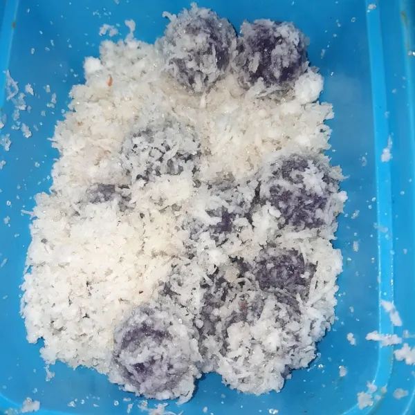 Gulingkan ubi ungu ke dalam kelapa parut yang sudah diberi gula pasir dan garam.