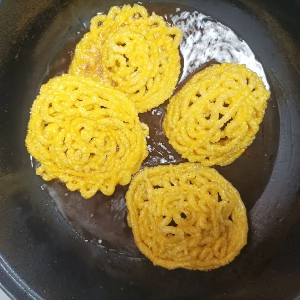 Lalu goreng kerupuk mie dan kacang tanah untuk toping.