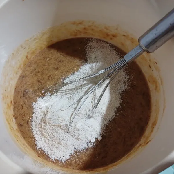 Masukkan campuran tepung terigu, soda kue, baking powder, dan kayu manis bubuk yang sudah diayak