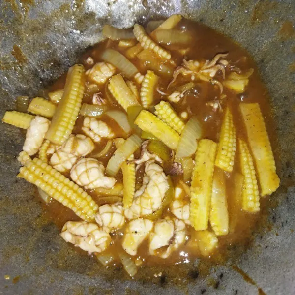 Tambahkan jagung putren, aduk rata, masak sebentar hingga mendidih, angkat lalu sajikan.