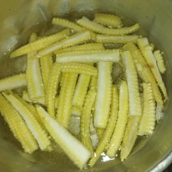 Potong jagung putren sesuai selera, lalu rebus jagung selama 3 menit, angkat dan tiriskan.