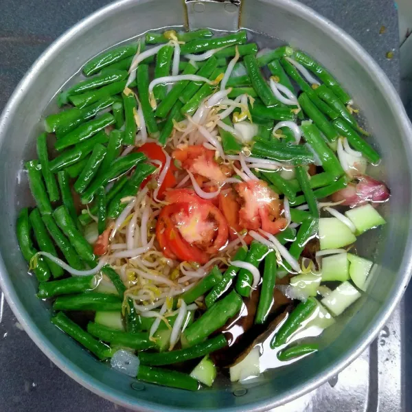 Masukkan tauge dan irisan tomat merah, tunggu hingga matang dan siap disajikan.