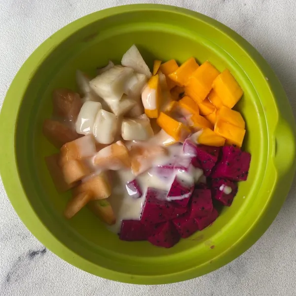 Campurkan buah-buahan dan saus salad. Aduk sampai rata.